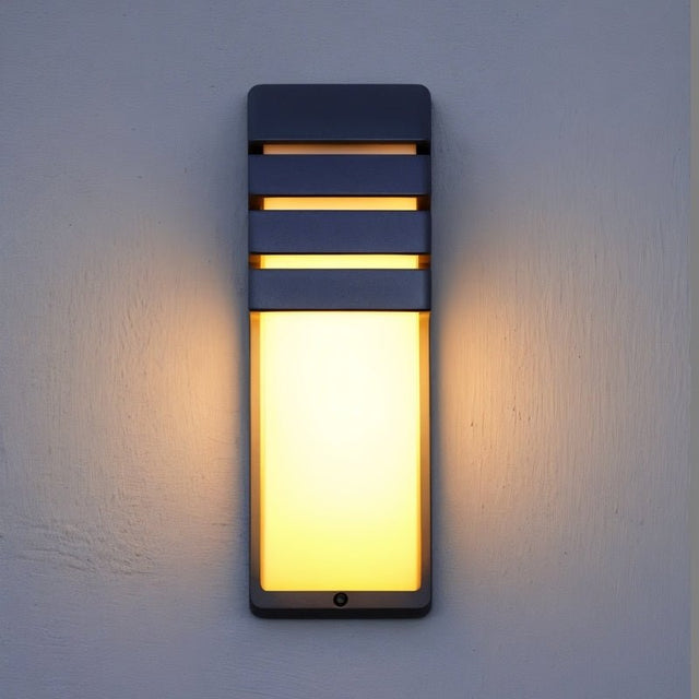 "Modern outdoor wall lamp with horizontal slats, durable aluminum, diffusing soft light in a cozy ambiance."