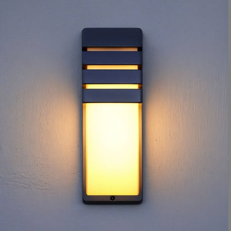 "Modern outdoor wall lamp with horizontal slats, durable aluminum, diffusing soft light in a cozy ambiance."
