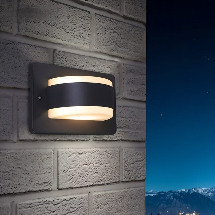 Xyveron Outdoor Wall Lamp