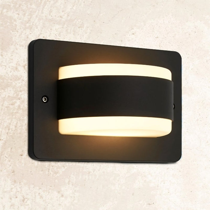 Xyveron Outdoor Wall Lamp