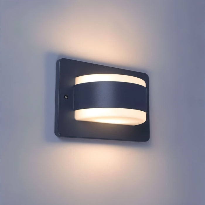 Xyveron Outdoor Wall Lamp