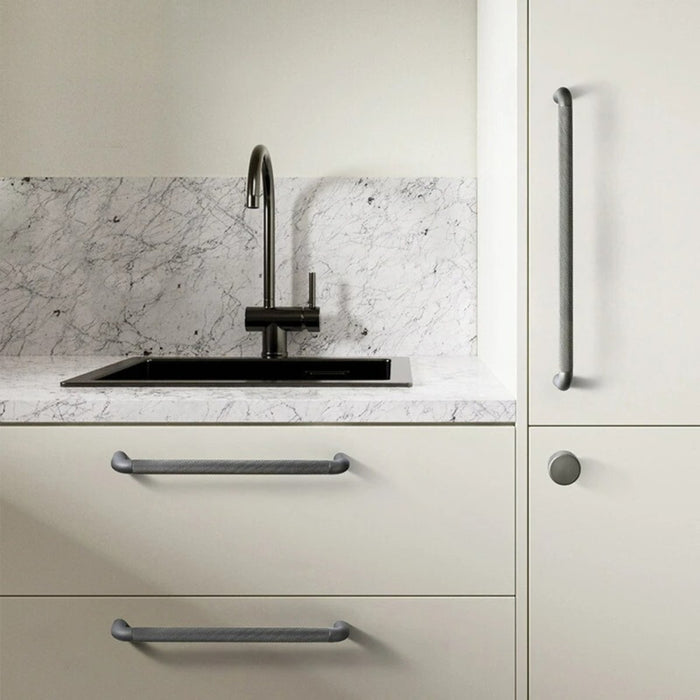 Make a statement with the Alyma Knob & Pull Bar, the perfect finishing touch for your renovation project.