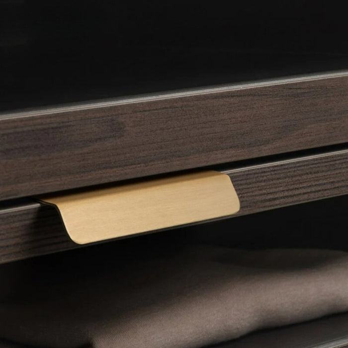 Elevate your home decor with the Anzah Pull Bar, where practicality meets elegance to create a truly refined finishing touch for your cabinets or drawers.