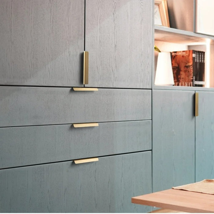 Experience the perfect balance of form and function with the Anzah Pull Bar, offering both a comfortable grip and a stylish accent to your cabinets or drawers.