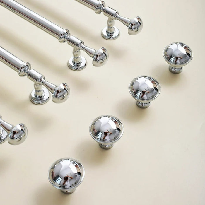 Create a cohesive and polished look throughout your home with the Anzu Knob & Pull Bar, adding a touch of contemporary flair to your decor.