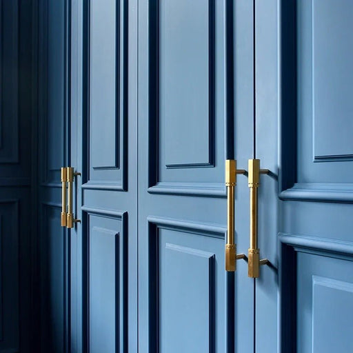 Hermosa puerta de madera con empuñadura de puerta moderna en el interior de  la habitación