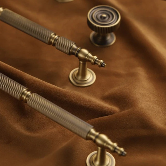 Yasha Knob & Pull Bar