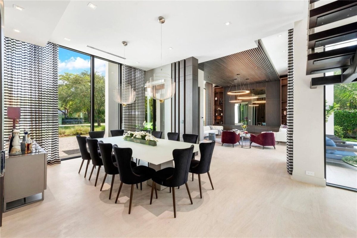 In the dining room, the Royal Mesh Chandelier hangs over the table, casting a beautiful glow over the room. The mesh design creates a sense of intimacy and elegance.