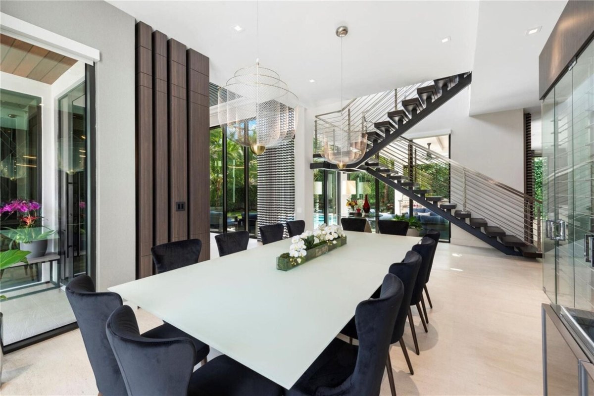 In the dining room, the Royal Mesh Chandelier hangs over the table, casting a beautiful glow over the room. The mesh design creates a sense of intimacy and elegance.
