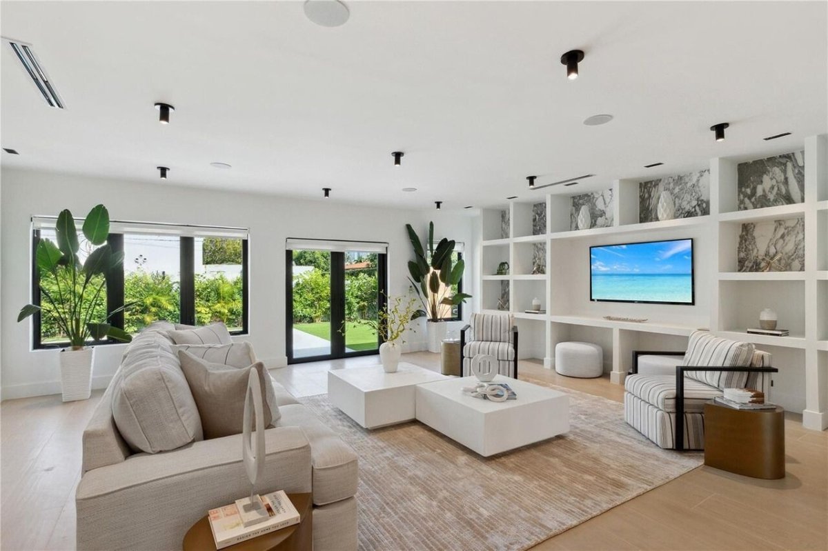 519 SW 25th Rd — gallery image 1